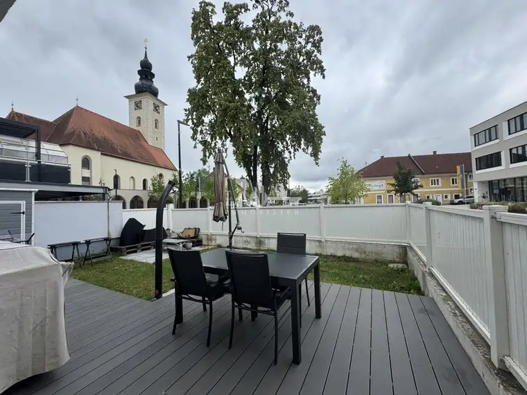 GARTENTRAUM MIT TERRASSE UND ZWEI STELLPLÄTZE IN ZENTRALER LAGE