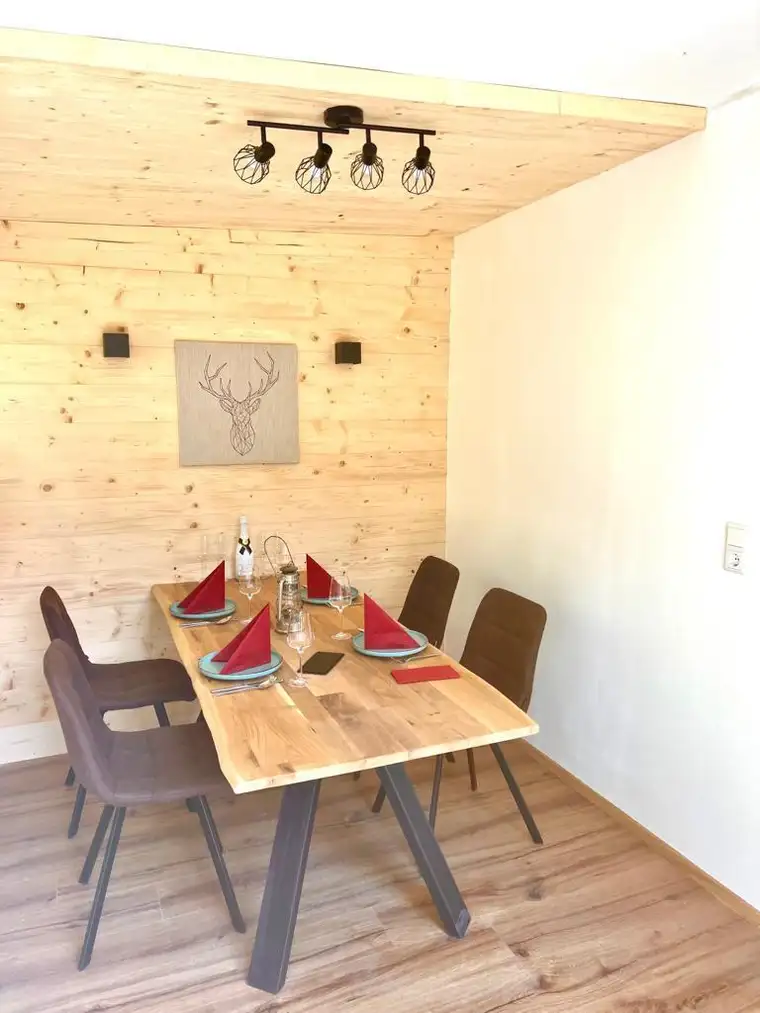 Zweitwohnsitz mit 650m² Wald-Garten, neuem Nebengebäude, Wintergarten- Gartenhüttencontainer, Garage, Sauna-Raum mit einer zum Wohnen benutzbaren Fläche von ca. 111m² im alpenländischen Stil zu vermieten.