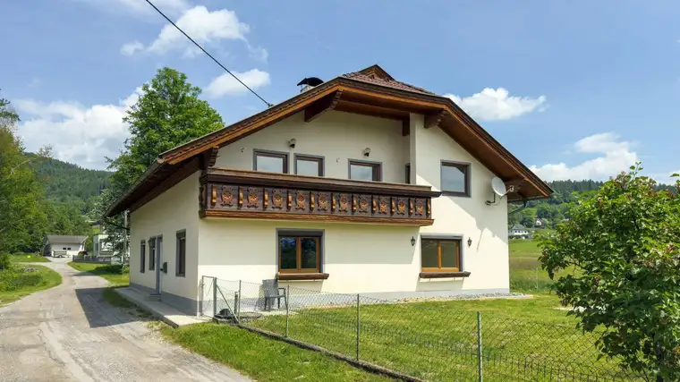 Sonnige Wohnidylle: Großzügiges Wohnhaus mit Ausblick &amp; Naturanschluss