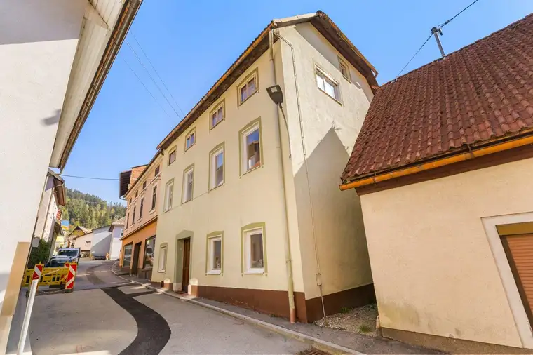 Geräumiges Haus im Ortszentrum von Bad Eisenkappel – mit Garten, Balkon und viel Potenzial