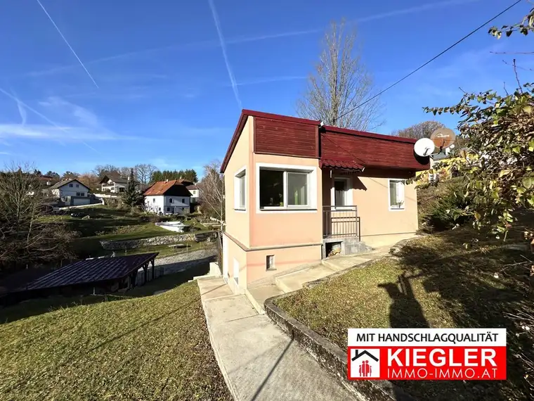 MODERNISIERTES KLEINWOHNHAUS AUF 700M²: bezugsfertig, 2 Zimmer, Küche, Bad, WC, Keller, ruhige Siedlungslage.