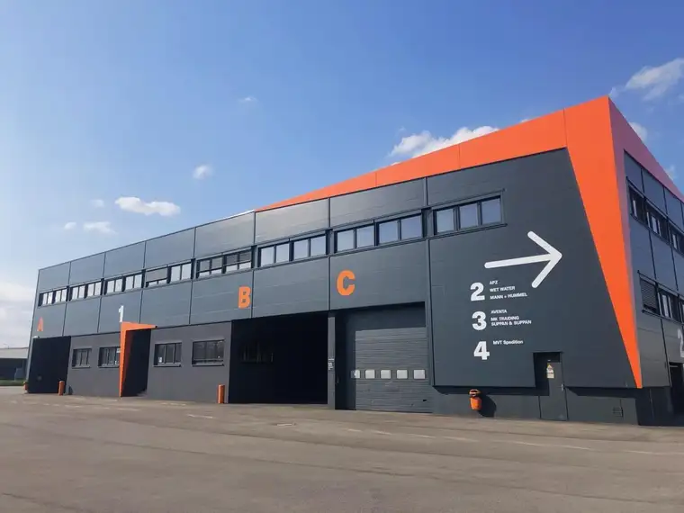 Funktionale Lagerhallen und Büros mit direkter Autobahnanbindung!