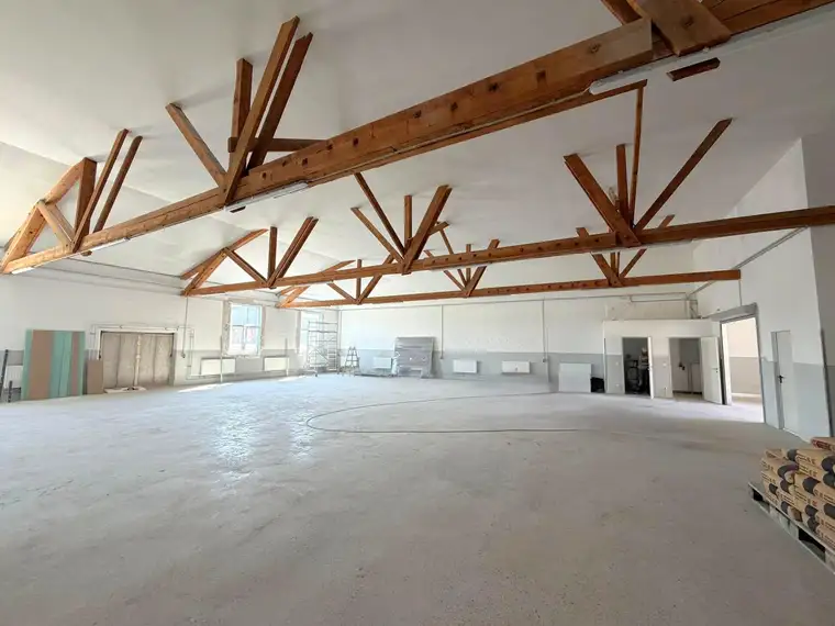 Modernisierte Lagerhalle mit BüroAttraktive Gewerbeliegenschaft im Industriegebiet Gerasdorf