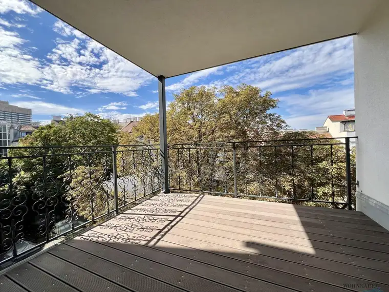 Exklusive 3-Zimmer-Dachgeschoss-Oase mit sonnigem Balkon &amp; grünem Innenhof