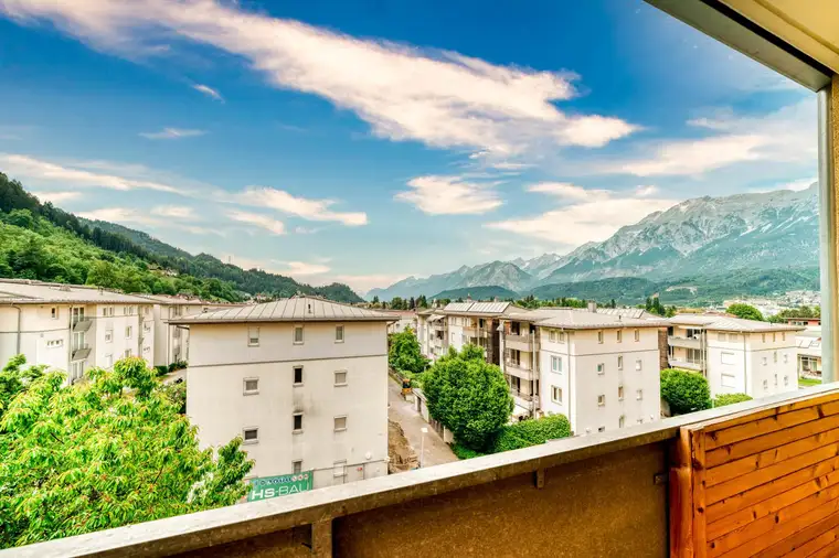 Dachgeschossjuwel in Wattens mit Panoramablick, Balkon &amp; Ofen – geringe Betriebskosten