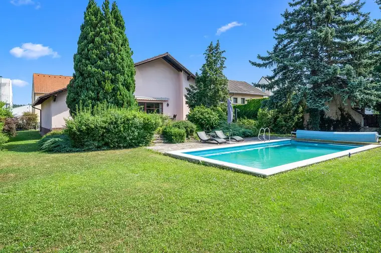 Familiendomizil in grüner Oase mit Pool und großem Garten