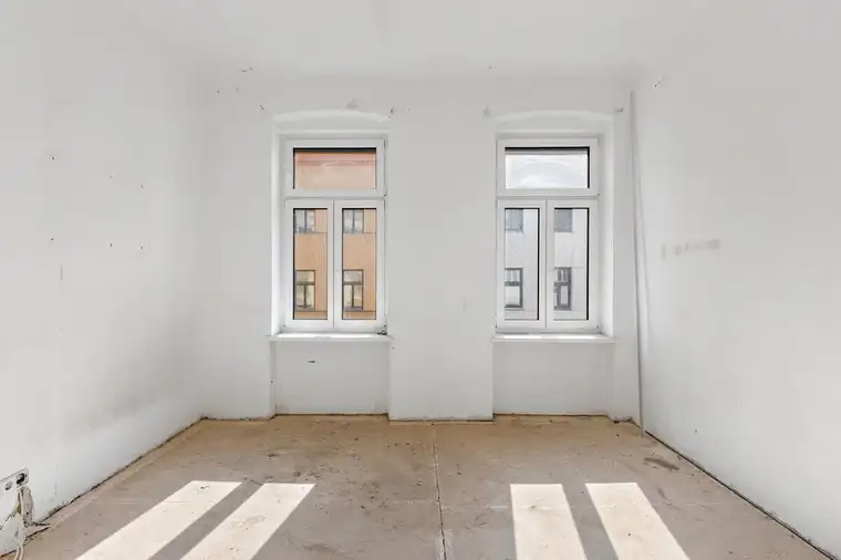 Helle Altbauwohnung inklusive Balkon - sanierungsbedürftig