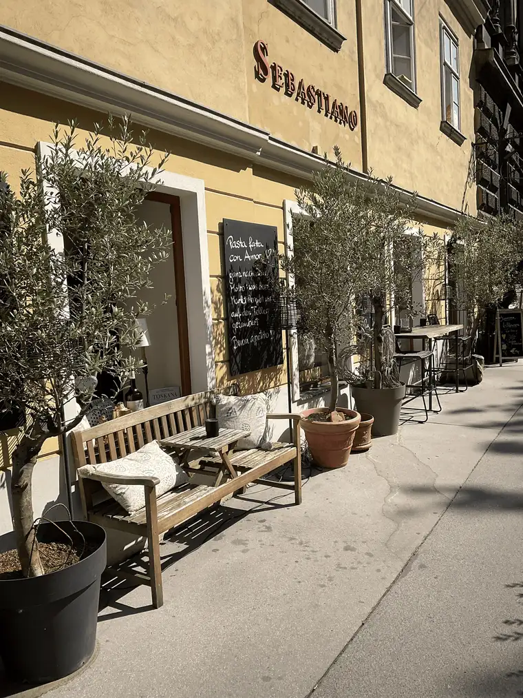 Wunderschönes mediterranes Restaurant! Schöner Gastgarten!