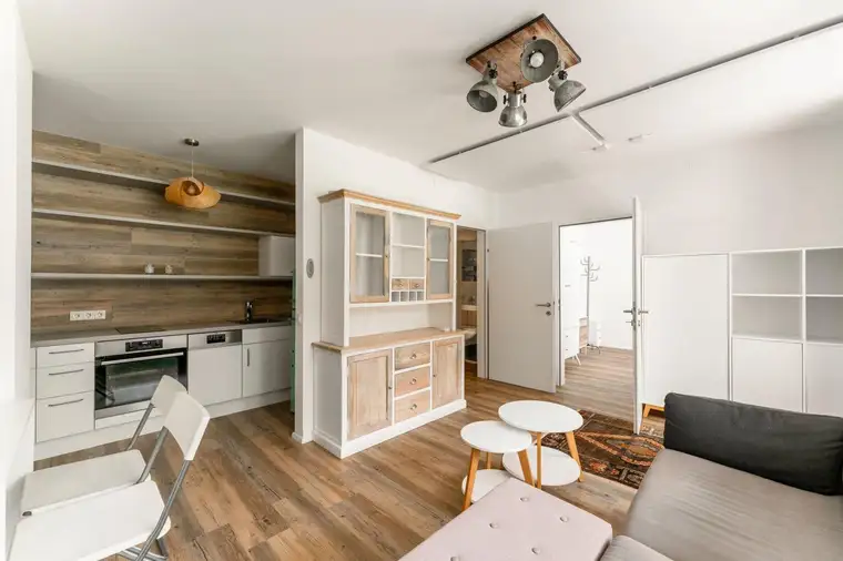 Kompakte 2-Zimmer Erdgeschoss-Wohnung - renoviert mit Loggia und eigener Garage