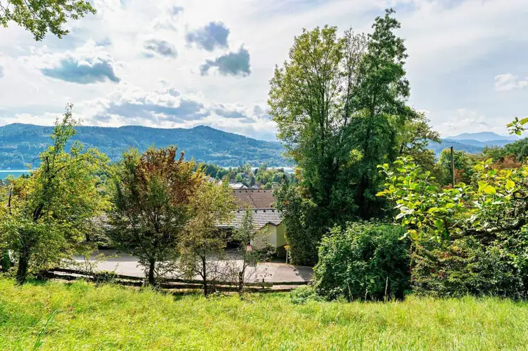 Sonniges Hanggrundstück mit Südausrichtung und Ausblick auf Berge und See