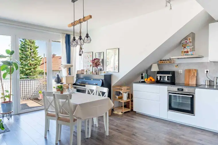 Charmante Dachgeschosswohnung mit großem Balkon und neu saniertem Bad