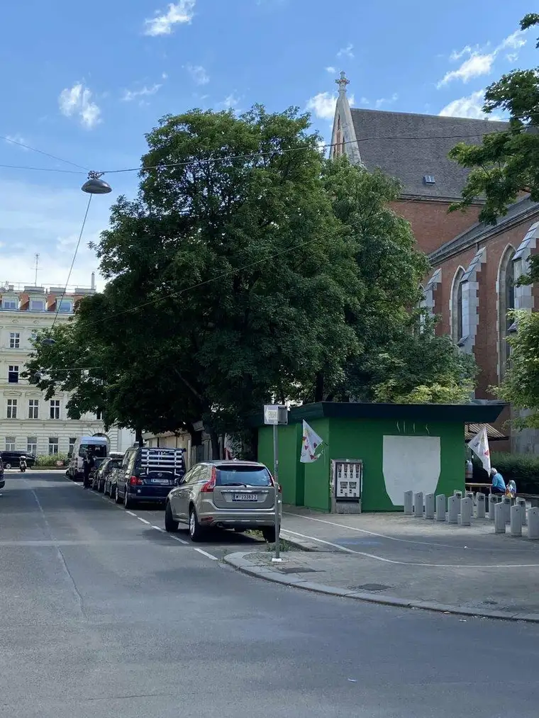Tiefgaragen-Parkplatz mit großzügiger Einfahrt und viel Rangierplatz