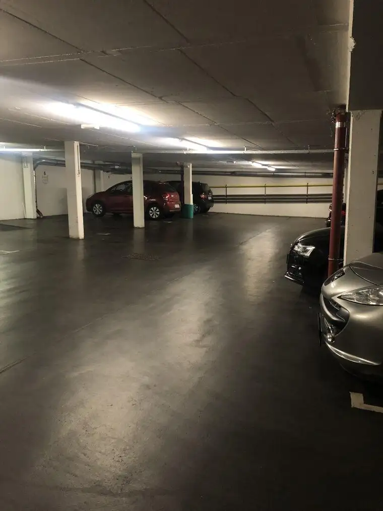 Großzügig ebenerdige Tiefgaragen-Parkplätze mit viel Rangierfläche
