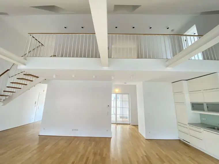 153m² Helle DG-Maisonette mit Terrasse in 1090, 4 Zimmer, 3 Bäder ab sofort zu mieten!
