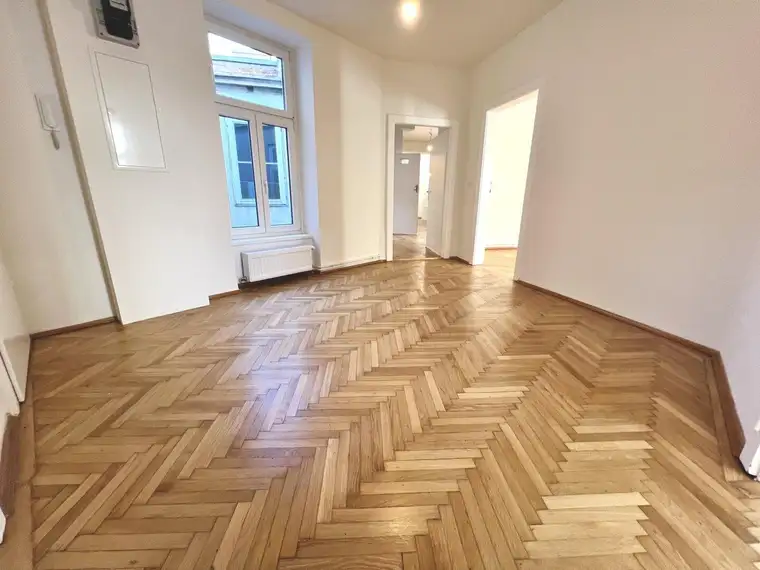 144m² Altbauwohnung beim Karlsplatz: 4 Zimmer, DG, Einbauküche &amp; Lift, ab sofort zu mieten.