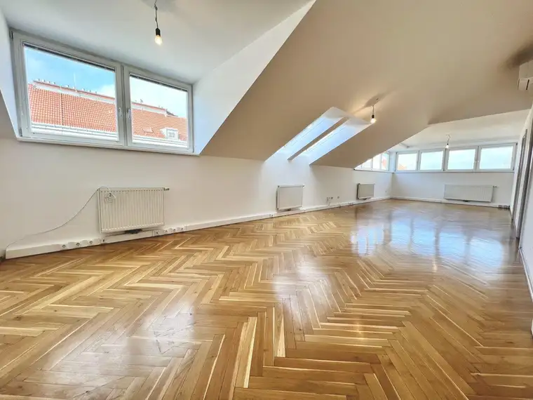 Schönes 93m² Dachgeschoß-Apartment, 2 Zimmer, Lift zu mieten für € 1497,68!