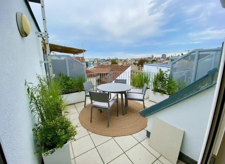 Lichtdurchflutete Dachgeschoss-Wohnung mit Terrasse