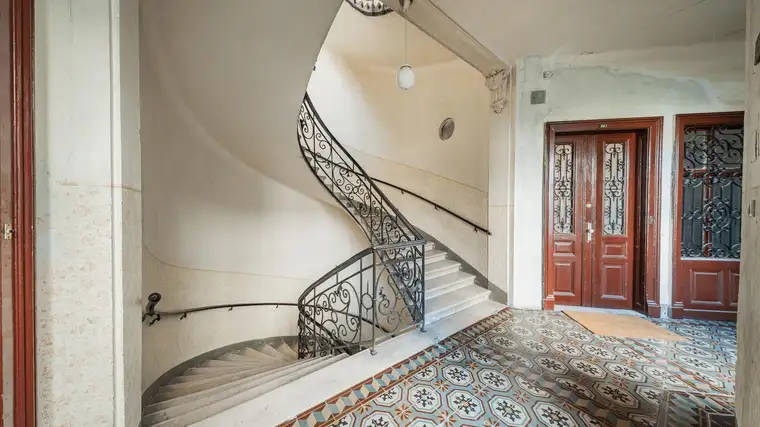 1070 Wien | ECK-ZINSHAUS 1.386 m² | DG-Potenzial 515 m² | Nähe U6 Burggasse