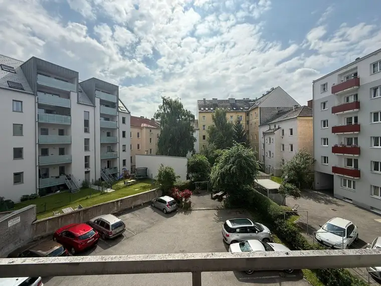 Attraktive 2-Zimmer-Wohnung mit Loggia und toller Infrastruktur!