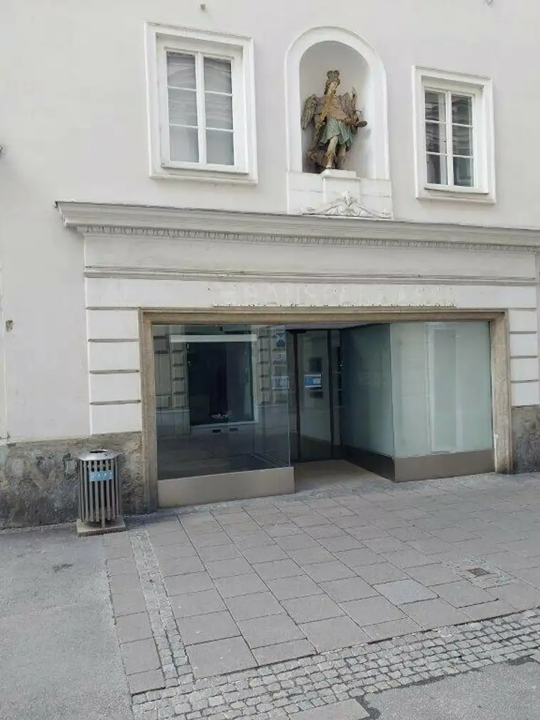 Großzügige Büroräumlichkeiten mit Straßeneingang im Herzen der Altstadt - bei Hauptplatz zu vermieten!
