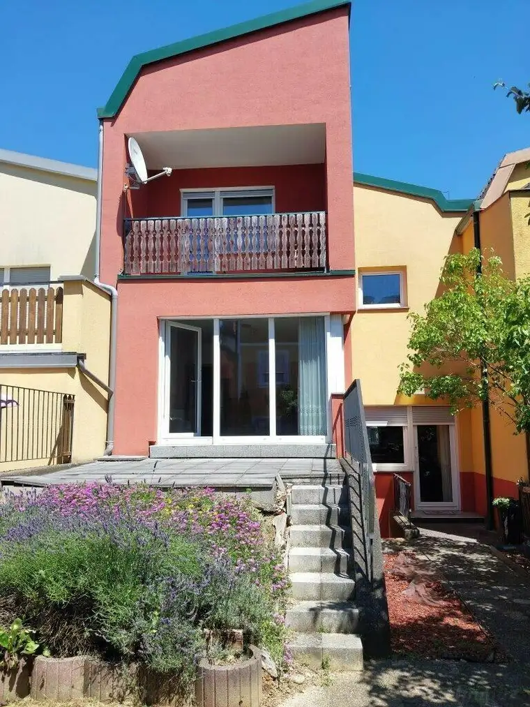 Gepflegtes Reihenhaus mit Terrasse/Garten, zwei Balkonen und Tiefgaragenplatz in Straßgang zu verkaufen!
