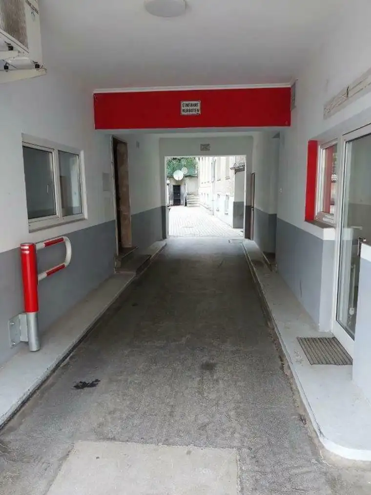 Geschäftslokal mit Verkaufsraum, Büroräumen, Lagerräumen im UG und Parkplätzen bei Dietrichsteinplatz zu vermieten!
