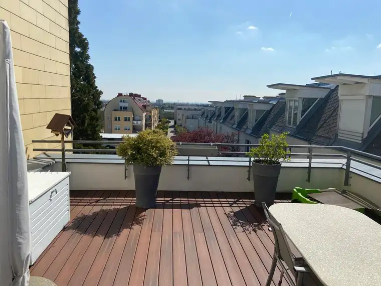 Provisionsfrei! Traumhafte Dachgeschosswohnung, große Terrasse, inkl. Garagenplatz