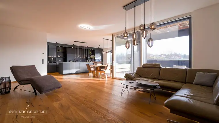 LEOMBACH – 500 m2 Exklusives Haus mit Gewerbehalle - Modernes Wohnen und Arbeiten vereint