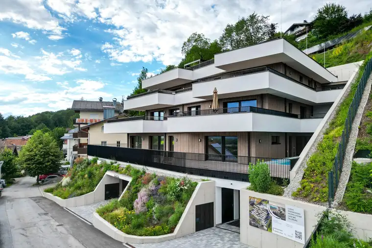 Exklusive Penthouse-Wohnung mit Pool in sonniger Lage