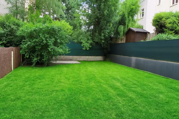 Garten mit Hobbyraum in Jedlesee