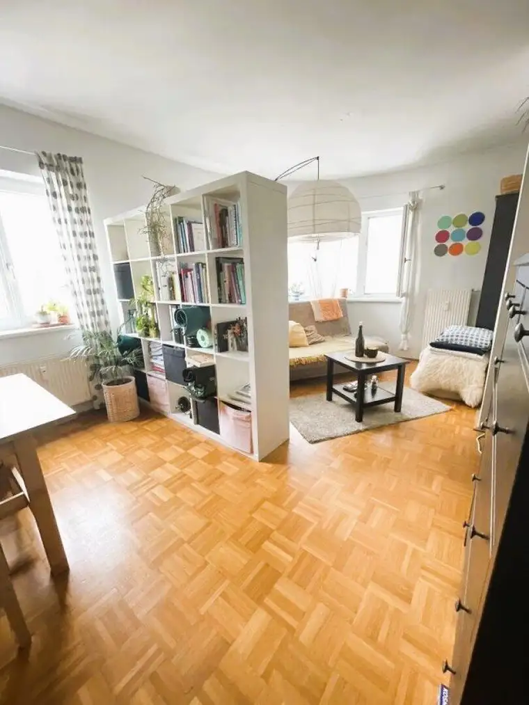 Helle 2-Raum-Wohnung mit großem Wohnbereich und separater Küche direkt im Stadtzentrum!