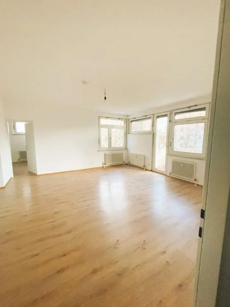 Helle 4-Zimmer-Wohnung mit Balkon und großzügigem Wohnzimmer in Hörsching