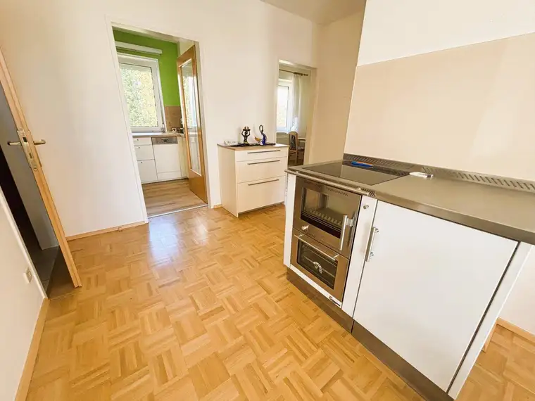 Gepflegte 3-Zimmer-Wohnung mit neuer Einbauküche, Freistellplatz und Loggia in beliebter Wohnlage