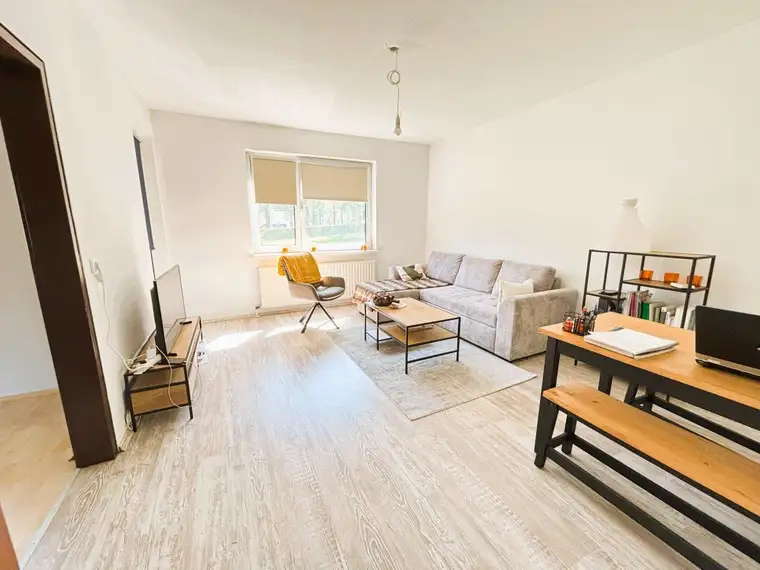 Sonnige 2-Zimmer Wohnung mit Loggia, separater Küche und schönem Grünblick!