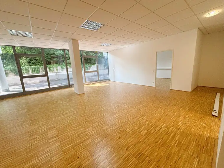 Erdgeschossfläche in verkehrstechnisch idealer Lage! Ideal für Bürogemeinschaft/Praxis/Start-Up!