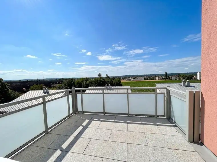 NEU SANIERT - 2-geschoßige Familienwohnung mit 7 Zimmer, Balkon UND Terrasse
