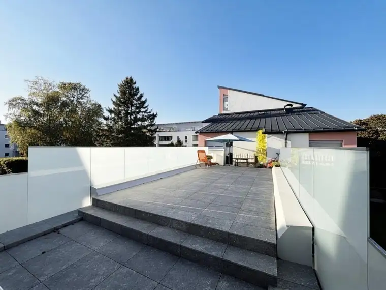 Familienfreundliche Wohnung mit Balkon, Terrasse und Parkplatz