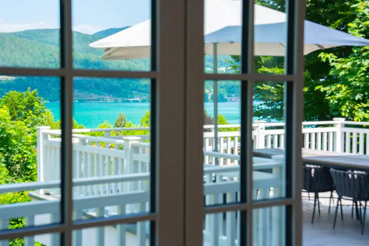 SEEBLICKVILLA mit Outdoorpool - großzügigen SEEZUGANG &amp; Boje in idyllischer Waldrandlage am WÖRTHERSEE