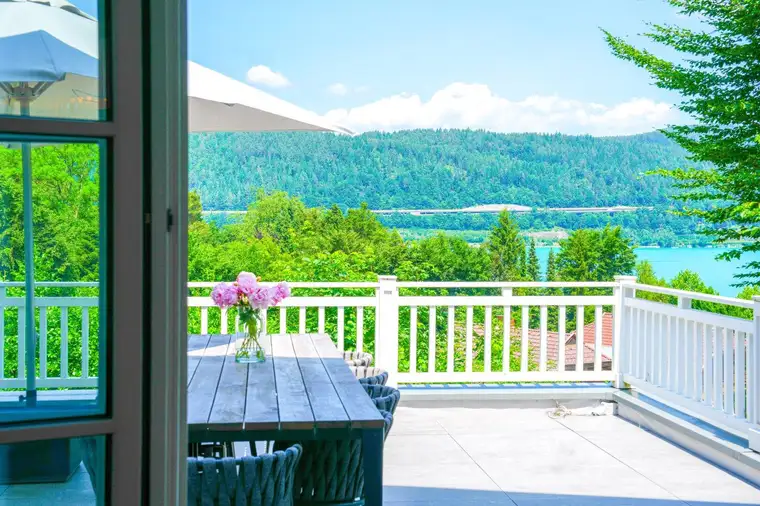 SEEBLICKVILLA mit Pool - großzügigen SEEZUGANG &amp; Boje in idyllischer Waldrandlage am WÖRTHERSEE