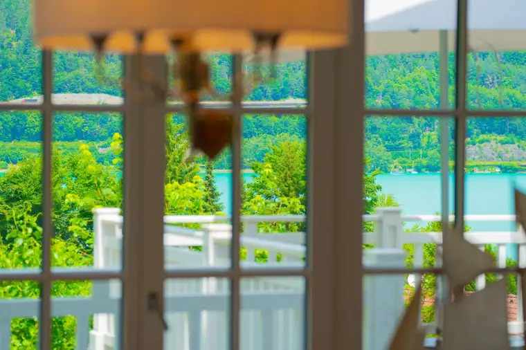 Stilvolle SEEBLICKVILLA mit- Outdoorpool - Seezugang &amp; Boje in idyllischer Waldrandlage WÖRTHERSEE