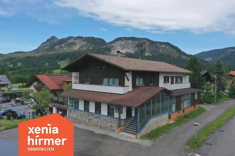 Wohn-und Geschäftshaus - hier wo Arbeit auf Bergabenteuer trifft