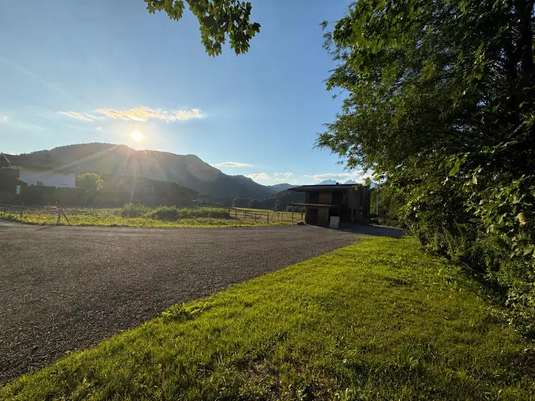 Sonniges Grundstück mit Baubescheid für ein Einfamilienhaus und traumhaftem Kaiserblick