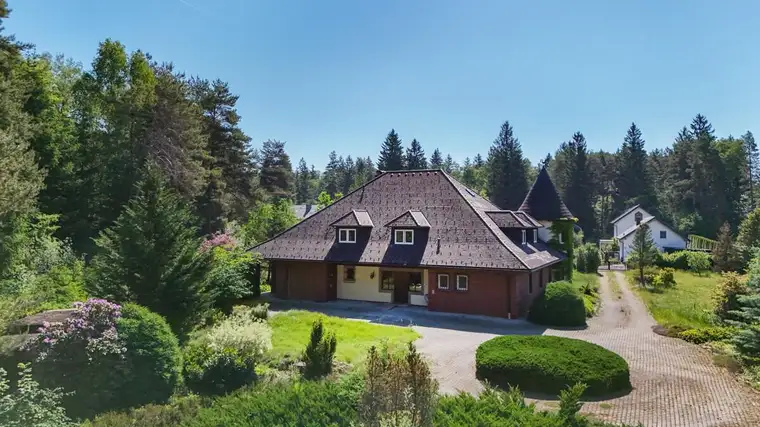 Charmante Landhausvilla mit weitläufigem Naturgrundstück