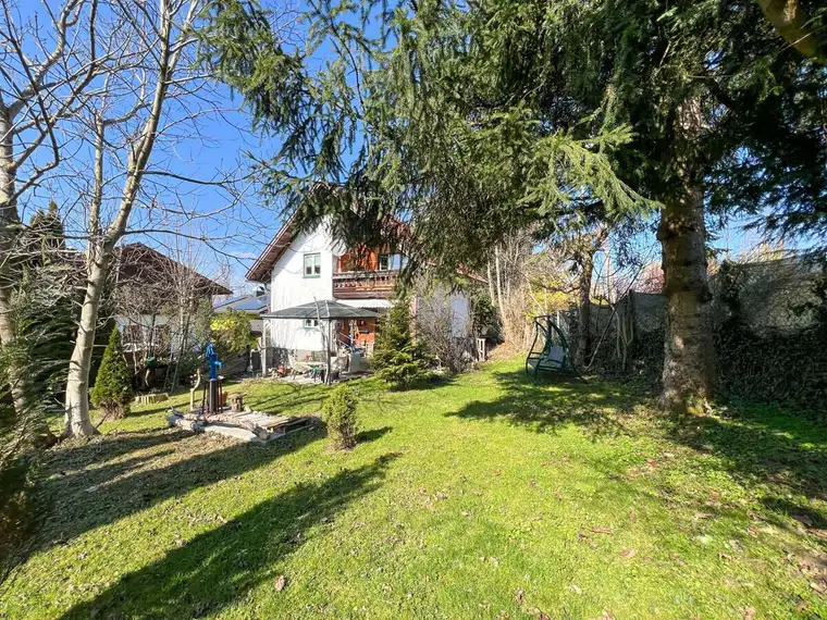 Großzügiges Sonnengrundstück mit Altbestand