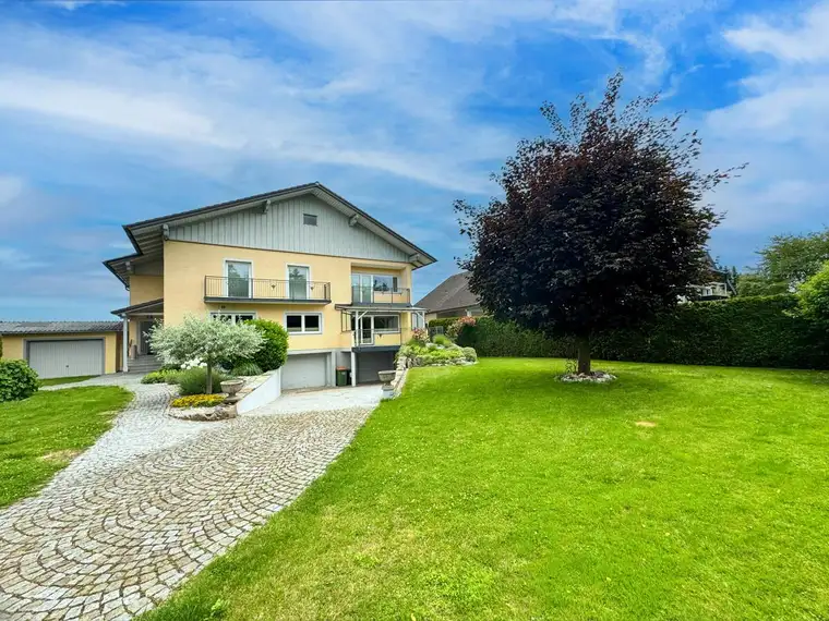 Großzügiges Einfamilienhaus mit Pool