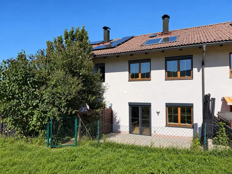 Wohnen im Grünen: Familientraum mit Terrasse &amp; 2 TG-Stellplätzen
