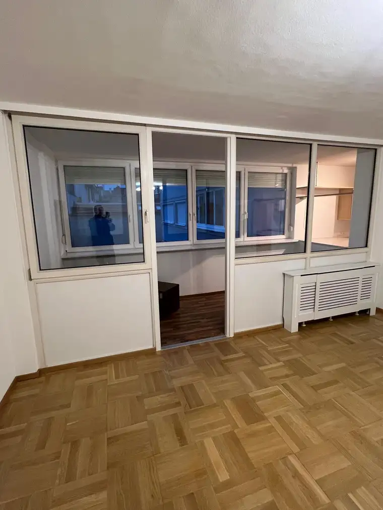 Neu renovierte Wohnung mit Aufzug und großer Garage, sowie verbaute Loggia sehr ruhig und gepflegt. 