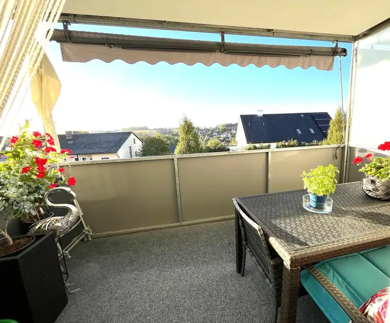 Rarität Nähe St. Florian: Moderne, neuwertige Wohnung mit traumhafter Fernsicht, großzügiger Loggia, Lift und Tiefgarage!