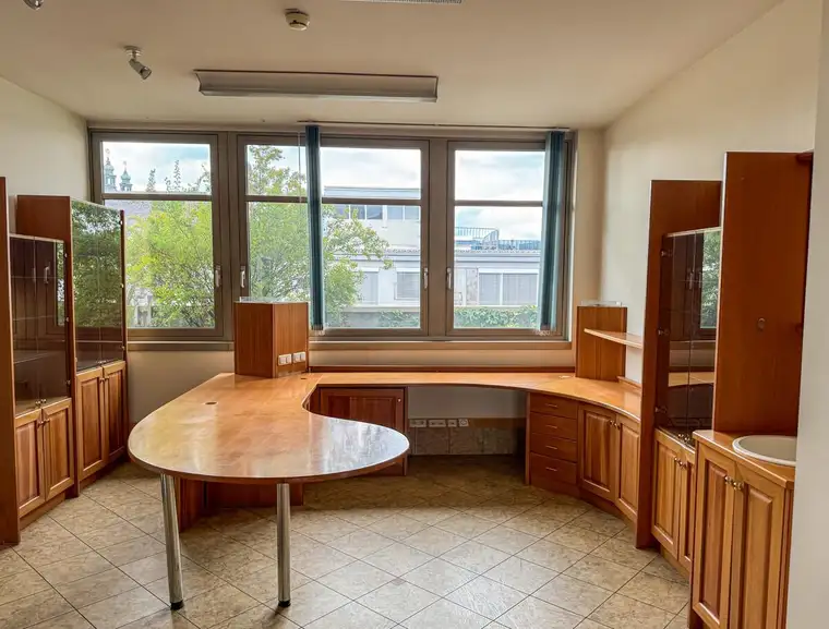 Penthousebüro oder Ordination nähe Mozartkreuzung | barrierefrei | beste Infrastruktur | Straßenbahn vor der Haustüre