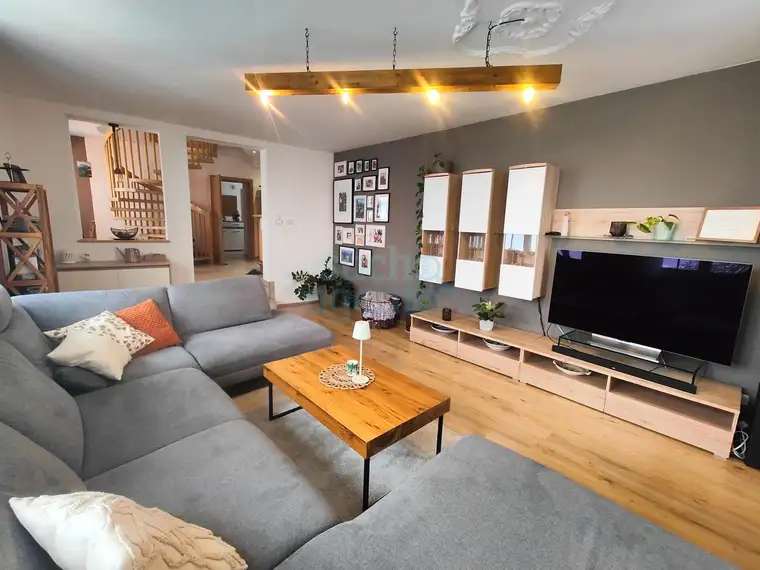 Neuer Preis! Moderne Maisonette-Wohnung mit großzügiger Dachterrasse in Sackgassenlage